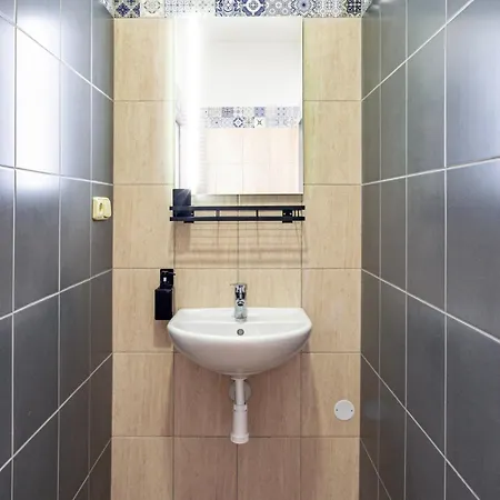 Iron Cube Hotel cápsula Stružná