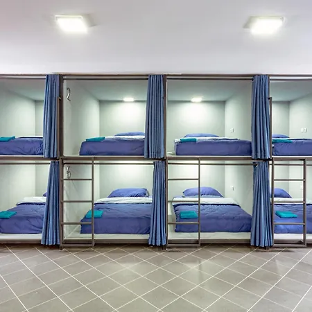 Iron Cube Hotel cápsula Stružná