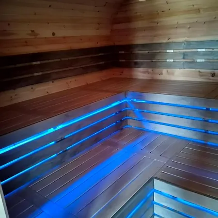 Iron Cube Hotel cápsula Stružná
